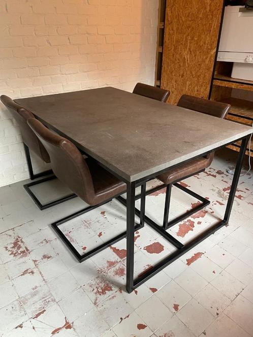 Betonlook tafel met industrieel onderstel en 4  stoelen, Huis en Inrichting, Tafels | Eettafels, Zo goed als nieuw, 100 tot 150 cm