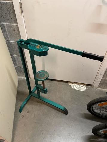 Boucheuse sur pied pour bouchons de vin  beschikbaar voor biedingen