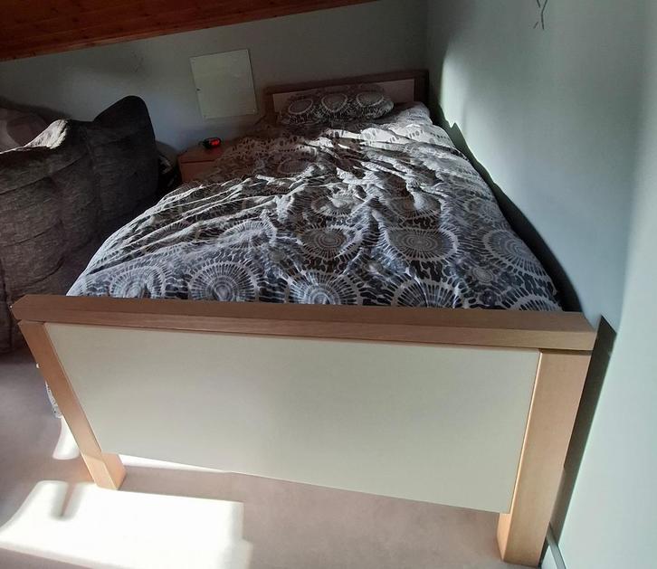 Bed met nachtkast (matras niet inbegrepen), Huis en Inrichting, Slaapkamer | Complete slaapkamers, Gebruikt, Eenpersoons, Ophalen