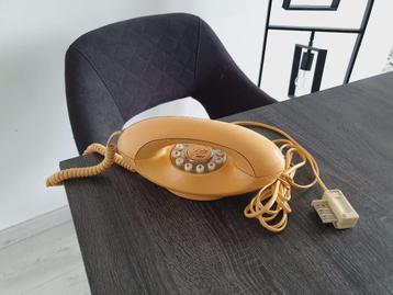 Oude oranje telefoon in vintage stijl