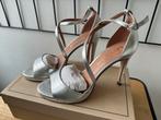 ZILVEREN DAMES SCHOENEN MET HAK NIEUW MAAT 38 MADE IN SPAIN, Nieuw, Ophalen of Verzenden, Schoenen met hoge hakken, LATOUCHE