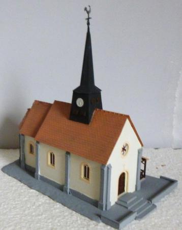 Église de village avec girouette Belge    HO