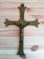 Antique crocifix en laiton épaisse ciselé