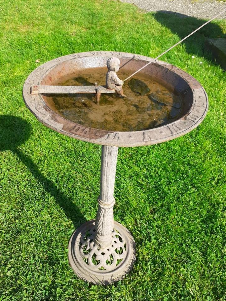 PRACHTIG VOGELBAD IN GEPATINEERD GIETIJZER (DE VISSER)., Tuin en Terras, Tuinvazen, Nieuw, Ophalen of Verzenden