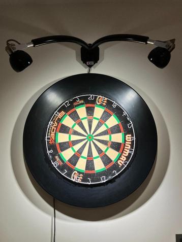 Winmau Blade4 Dartbord + Beschermrand + Verlichting, Enlèvement, Comme neuf, Cible de fléchettes