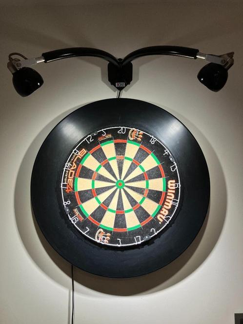 Winmau Blade4 Dartbord + Beschermrand + Verlichting, Sport en Fitness, Darts, Zo goed als nieuw, Dartbord, Ophalen