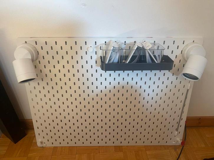 Panneau perforé IKEA + 2 spot et accessoires, Huis en Inrichting, Woonaccessoires | Wandplanken en Boekenplanken, Zo goed als nieuw