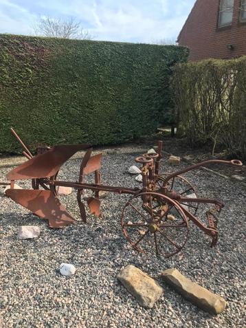 Oude ploeg  beschikbaar voor biedingen