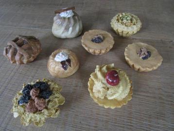 11 decoratie taartjes / gebakjes beschikbaar voor biedingen