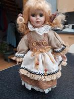 pop meisje blond haar, porselein 31 cm vintage, met staander, Verzamelen, Ophalen of Verzenden, Gebruikt, Pop