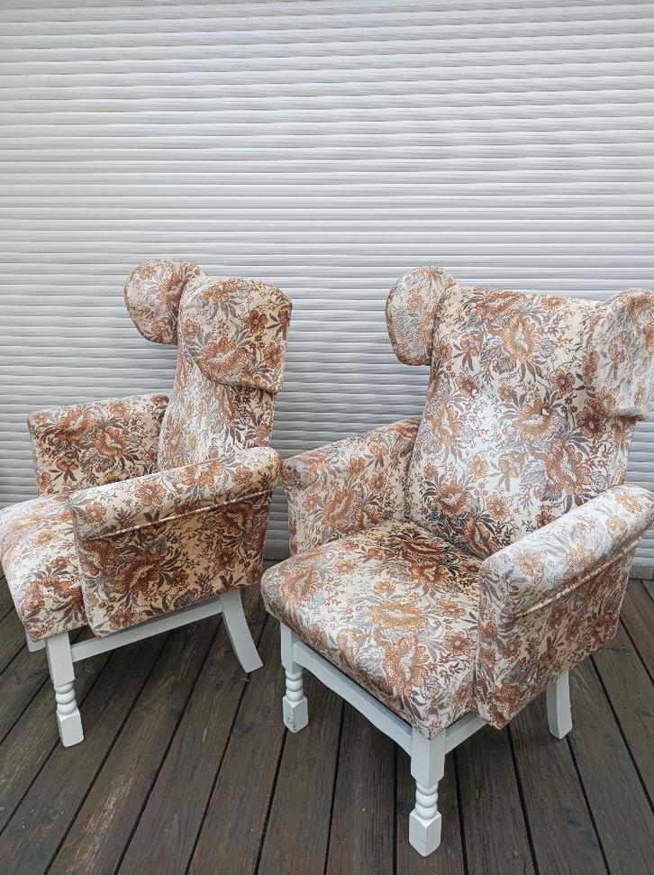 VINTAGE : 2 anciens fauteuils tissus chamarrés., Antiquités & Art, Antiquités | Meubles | Chaises & Canapés, Enlèvement