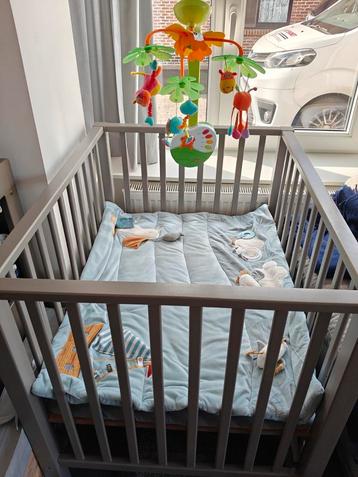 Babypark inclusief muziekmobiel, matras en boxkleed beschikbaar voor biedingen