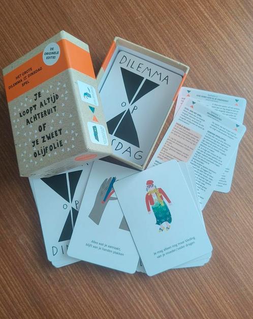 Het Grote Dilemma op Dinsdag Spel, Verzamelen, Speelkaarten, Jokers en Kwartetten, Zo goed als nieuw, Ophalen of Verzenden