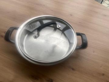 Sauteerpan met glazen deksel beschikbaar voor biedingen