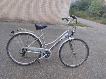 Damesfiets in zeer goed staat beschikbaar voor biedingen