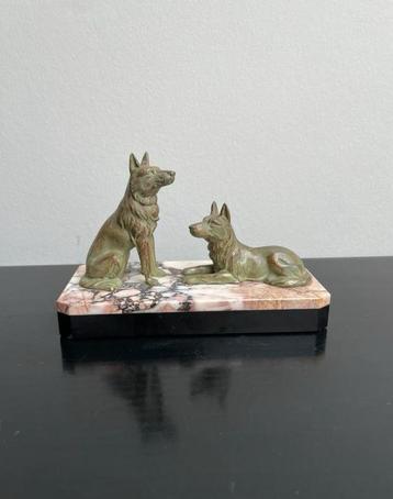 Antieke bronzen honden op marmer beschikbaar voor biedingen