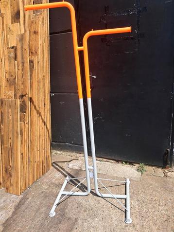  metalen staanders/ kleding rek beschikbaar voor biedingen
