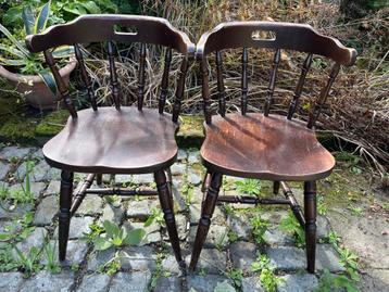 2 Donkerbruine houten café stoelen  beschikbaar voor biedingen