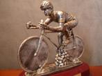 Ancienne statuette cycliste sur socle, 25 x 23 cm., Enlèvement ou Envoi
