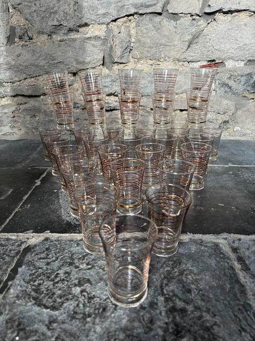 31 kleine water- of theeglazen (goud en rood gestreept), Verzamelen, Glas en Drinkglazen, Zo goed als nieuw, Ophalen of Verzenden