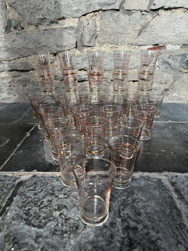 31 kleine water- of theeglazen (goud en rood gestreept), Verzamelen, Glas en Drinkglazen, Zo goed als nieuw, Ophalen of Verzenden