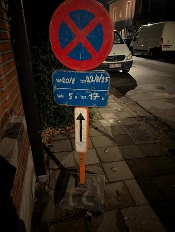 Verkeersplaklaat parkeerbord + voet beschikbaar voor biedingen