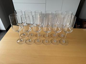 Verres flutes à champagne 12p tb état + 6p neufs beschikbaar voor biedingen