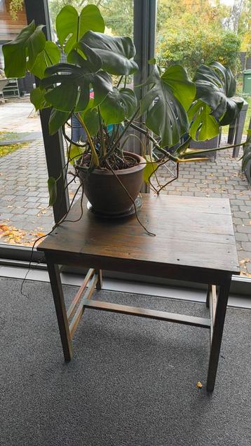 Vol houten retro tafeltje voor onder de kerstboom beschikbaar voor biedingen