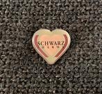 PIN - SCHWARZ PHARMA - PHARMACIE, Envoi, Utilisé, Autres sujets/thèmes, Insigne ou Pin's