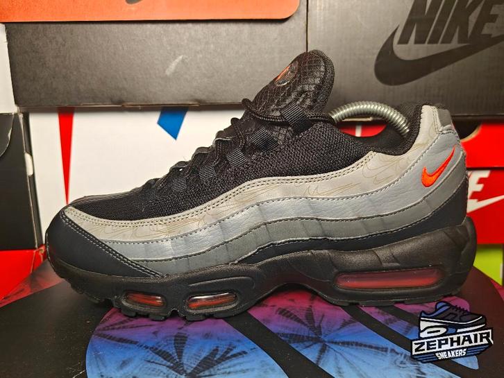 Nike Air Max 95 'Black/Picante Red' EU43 2022, Kleding | Heren, Schoenen, Gedragen, Sneakers, Zwart, Ophalen of Verzenden