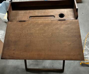 Vintage houten bureautje beschikbaar voor biedingen