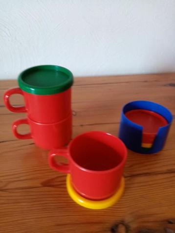 3 nieuw rood hittebestendige drinkbekers + 6 onderzetters beschikbaar voor biedingen