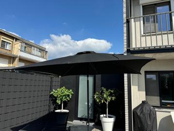 Zwarte parasol Bourbon Sleeckx beschikbaar voor biedingen