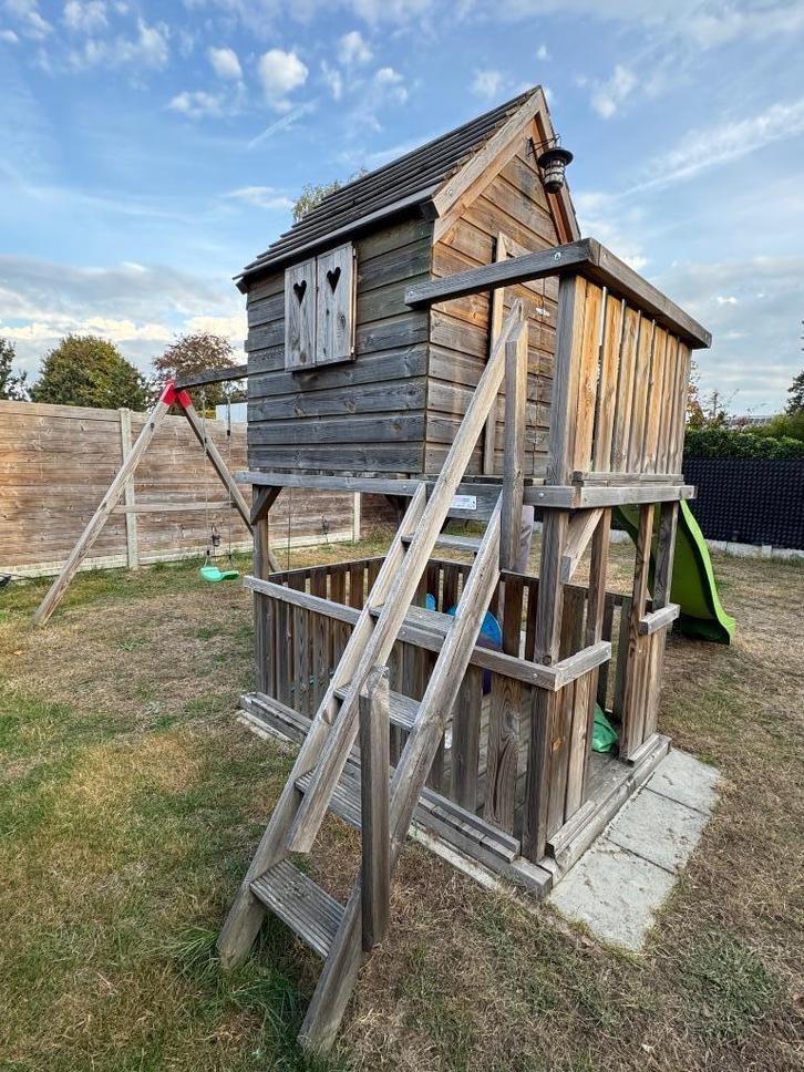 Degelijk houten speelhuis met glijbaan en schommels, Kinderen en Baby's, Speelgoed | Buiten | Speeltoestellen, Gebruikt, Glijbaan