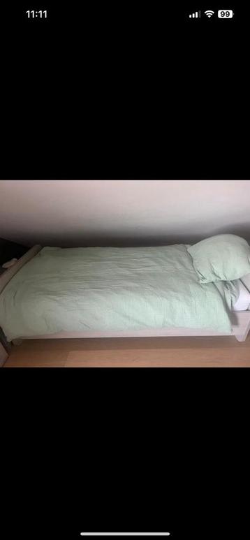 Bed met boxspring en matras + nachtkastje beschikbaar voor biedingen