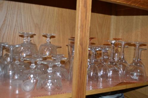 Borden en glazen en allerlei keuken gerief, Huis en Inrichting, Keuken | Servies, Gebruikt, Bord(en), Ophalen