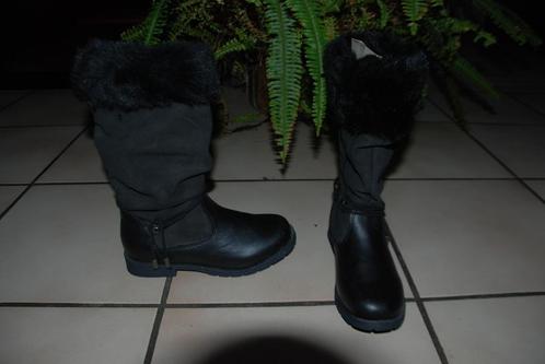 Jolies bottes fourrées en simili cuir noir Pointure 35 NEUVE, Enfants & Bébés, Vêtements enfant | Chaussures & Chaussettes, Neuf