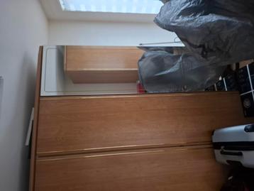 kleerkast  beschikbaar voor biedingen