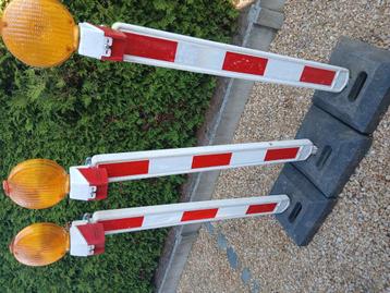 3 vertikale wegbakens. beschikbaar voor biedingen