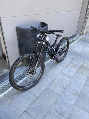 Devinci downhill-fiets — Hoogwaardige DH-competitie beschikbaar voor biedingen