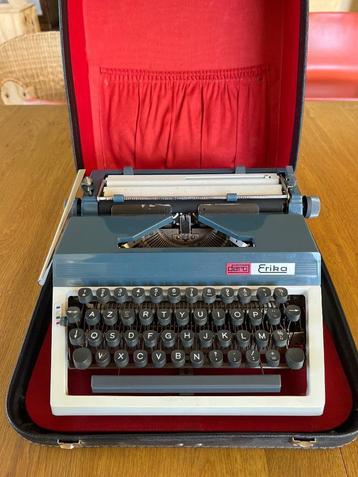 Vintage typemachine Erika beschikbaar voor biedingen