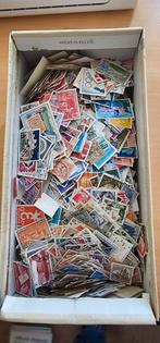 Duizenden postzegels in schoendoos., Ophalen of Verzenden