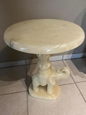 Albasten ronde bijzettafel op een olifanten-voet beschikbaar voor biedingen