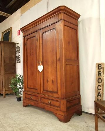 Grote antieke Franse kleerkast in kastanje hout H 207 B 155 beschikbaar voor biedingen
