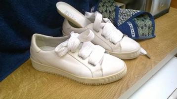 sneakers beschikbaar voor biedingen