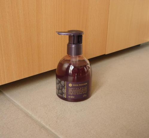 Yves Rocher Blackberries liquid hand soap Handzeep 200 ml, Handtassen en Accessoires, Uiterlijk | Lichaamsverzorging, Ophalen of Verzenden