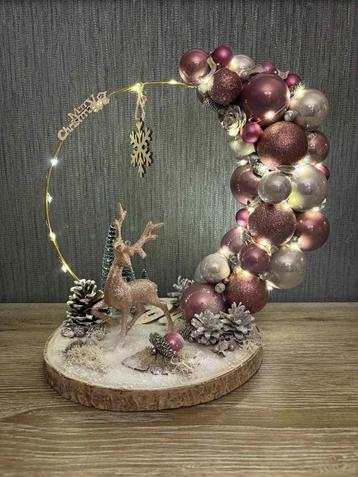 Nieuw !! Kerststuk met rendier en kerstbollen in roze  beschikbaar voor biedingen