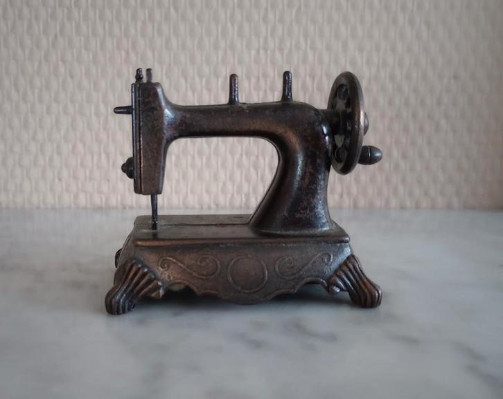 Taille-crayon Play Me machine à coudre 924 Miniature, Collections, Rétro, Autres types, Enlèvement ou Envoi