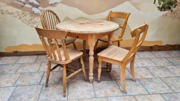 Houten zware tafel + 4 stoelen