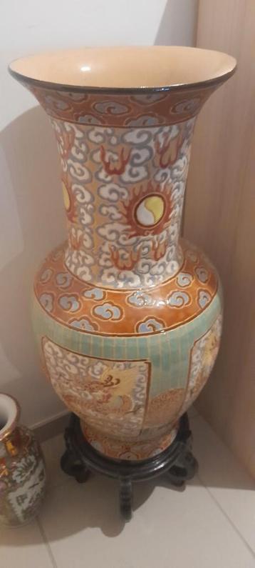 Grote antieke Chinese decoratieve vaas versierd met Draak en beschikbaar voor biedingen